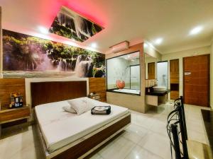 1 Schlafzimmer mit einem großen Bett und einem Badezimmer in der Unterkunft Red Rose Motel & hotel in Franco da Rocha