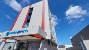 サン・カルロスにあるHotel Dan Inn São Carlos By Nacional Innの側面に看板がある建物