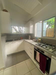 Kjøkken eller kjøkkenkrok på Akunamatata Guest House Grand Case