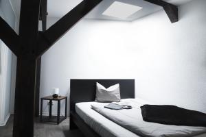a bedroom with a bed with a black and white headboard at Pension Hilges im Herzen der Altstadt in Schwedt