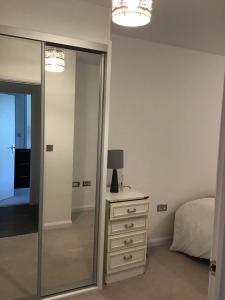 Postel nebo postele na pokoji v ubytování En-suite Double Room in a shared apartment close to central London