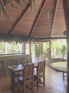 uma sala de jantar com mesa e cadeiras em Casa Caribbean Coconut em Cahuita