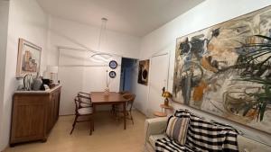 een woonkamer met een bank en een tafel bij Praia de Ipanema in Rio de Janeiro
