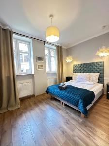 Кровать или кровати в номере Starovka Apartament