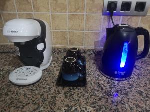 een koffiezetapparaat en een blender op een aanrecht bij La casa de Rei in Sardina