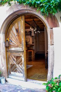 an open door into a room with a table at Chaud'Vin in Kaysersberg