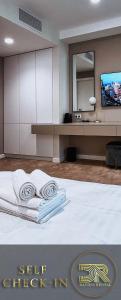 Habitación de hotel con cama blanca y espejo en DAVID'S RENTAL ROOMs, en Bucarest
