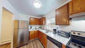 A kitchen or kitchenette at Charming Furnished 2br With Parking, Gym, Pb