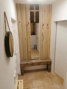 un pasillo con un banco de madera en una habitación en Pine View, 