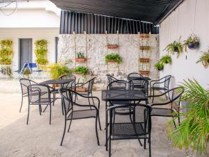 un grupo de mesas y sillas en un patio en Hotel El Detalle en Ciudad Valles