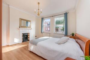 Postel nebo postele na pokoji v ubytování Luxury 2 Bedroom Apartment near Notting Hill