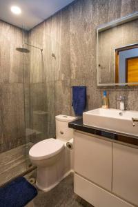 y baño con aseo, lavabo y ducha. en ¡Nuevo! Bamboo & ROCK (WTC & City Views), en Ciudad de México