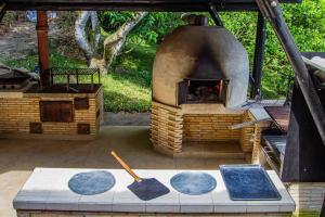 un horno al aire libre con parrilla y fogones en Casa de Lujo con piscina privada - La Mesa Cundinamarca, en La Mesa