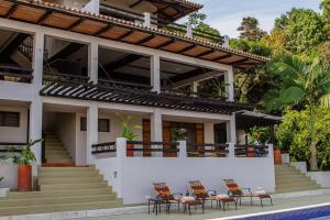 una casa con sillas y una piscina en Casa de Lujo con piscina privada - La Mesa Cundinamarca, en La Mesa