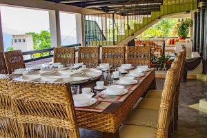 una mesa larga con sillas y platos. en Casa de Lujo con piscina privada - La Mesa Cundinamarca, en La Mesa