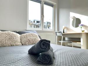 een knuffeldier op een bed in een slaapkamer bij MMRent Bubble Room in Gdańsk