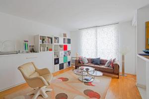 Apartment near Pigalle in Paris - Welkeys في باريس: غرفة معيشة مع أريكة وطاولة