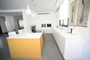מטבח או מטבחון ב-New 430m Luxury Best Top Class 8-Bdr Exclusive Villa HEATED Pool Jucuzzi Sauna רק למשפחות !!!