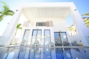 בריכת השחייה שנמצאת ב-New 430m Luxury Best Top Class 8-Bdr Exclusive Villa HEATED Pool Jucuzzi Sauna רק למשפחות !!! או באזור