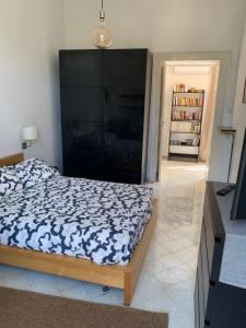- une chambre avec un lit et une étagère dans l'établissement Il Poli, à Portici