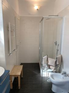 La salle de bains est pourvue d'un lavabo, d'une douche et de toilettes. dans l'établissement Il Poli, à Portici