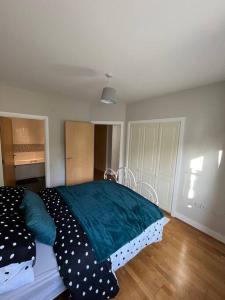 Ένα ή περισσότερα κρεβάτια σε δωμάτιο στο Modern 2 Bed Apartment Next To Station + Parking