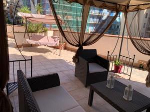 - un balcon avec deux chaises et une table dans un bâtiment dans l'établissement Il Poli, à Portici