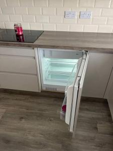 um frigorífico aberto num balcão numa cozinha em Darlington Home Away From Home em Darlington