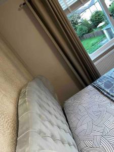 uma cama num quarto ao lado de uma janela em Darlington Home Away From Home em Darlington