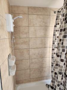 Double room in Stone في Kent: حمام مع دش وحوض استحمام