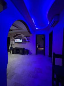 Cette chambre est dotée d'un plafond bleu et d'une télévision. dans l'établissement marina agadir, à Agadir