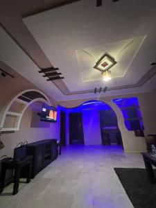 Cette chambre dispose d'un éclairage violet et d'une télévision au plafond. dans l'établissement marina agadir, à Agadir