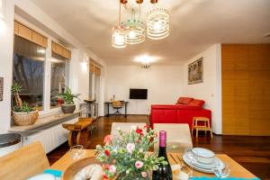 ワルシャワにあるStunning apartment. Garage. Security. Mokotów areaの赤いソファとテーブルのあるリビングルーム