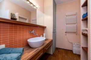 ワルシャワにあるStunning apartment. Garage. Security. Mokotów areaのバスルーム(白いボウルシンク付きの木製カウンター付) +62枚の写真