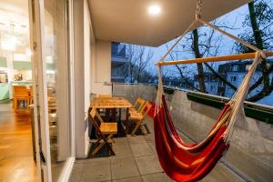 ワルシャワにあるStunning apartment. Garage. Security. Mokotów areaのバルコニー(テーブル付)にハンモックが掛けられています。