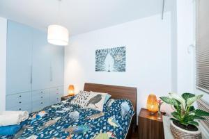ワルシャワにあるStunning apartment. Garage. Security. Mokotów areaのベッドと鉢植えのある寝室