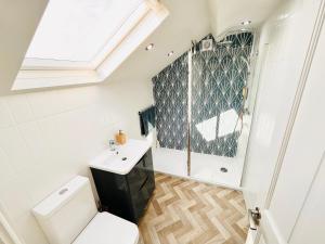 Gallery image of Boutique rooms by Crosby beach in Crosby