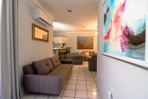 sala de estar con sofá y cocina en Edificio Maria - 3 Departamentos y 1 Habitación, en Mazatlán