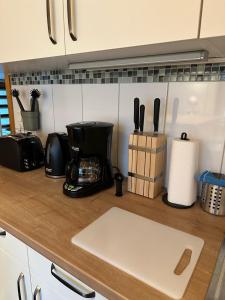 a kitchen counter with a laptop on a counter top at bee Apartment: Ideal für Gruppen & Monteure in Lahnau