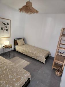 um quarto com duas camas e uma escada em Casa Dancha em Mijas Costa