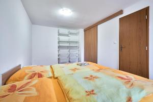 Un dormitorio con una cama con flores. en Apartmány Kateřina en Ricany