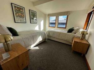1 dormitorio con 2 camas y ventana en Woolshed 17 - Self Catering Accommodation en Havelock North