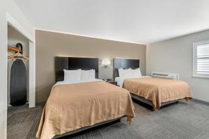 Tempat tidur dalam kamar di Quality Inn Kettleman City near Hwy 41