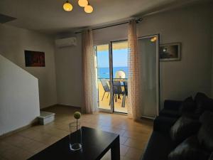 uma sala de estar com um sofá e uma mesa em Corfu Glyfada Beach Apartment 59 em Glyfada