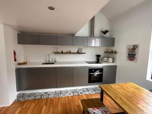 Dapur atau dapur kecil di Luxury Townhouse, Manchester Sleeps 6