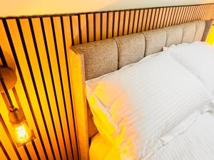 Łóżko lub łóżka w pokoju w obiekcie Boutique rooms by Crosby beach