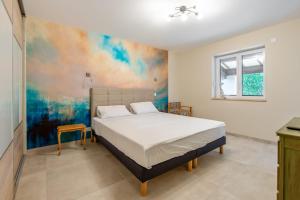 Un pat sau paturi într-o cameră la Villa Indigo - Welkeys
