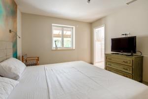 Un pat sau paturi într-o cameră la Villa Indigo - Welkeys