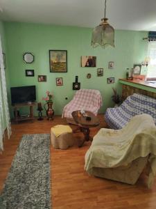 ein Wohnzimmer mit 2 Sofas und einem Tisch in der Unterkunft Vikendica Sibnica in Blace