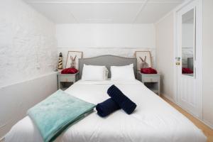 a bedroom with a white bed with a blue blanket on it at Le Saint Christophe- Centre Ville in Montreal